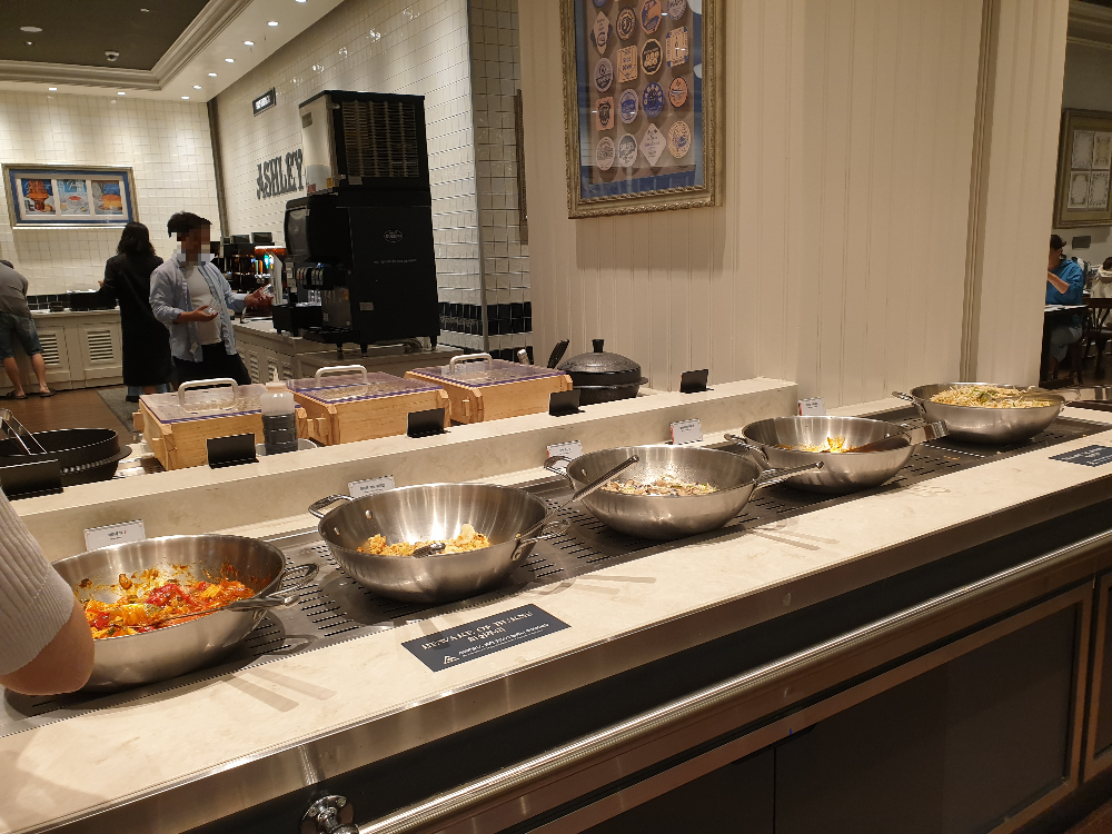 스테인리스 웍에 담겨있는 중국 음식들