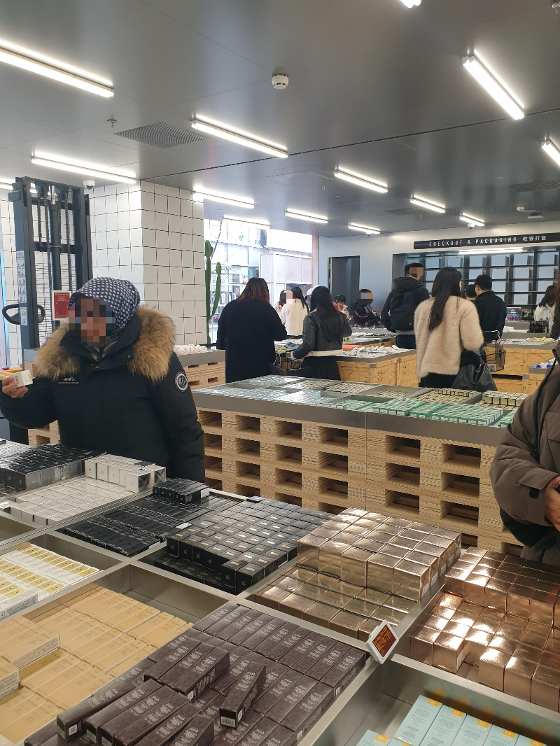 화장품 쇼핑 중인 사람들. 2층에도 사람이 많다.