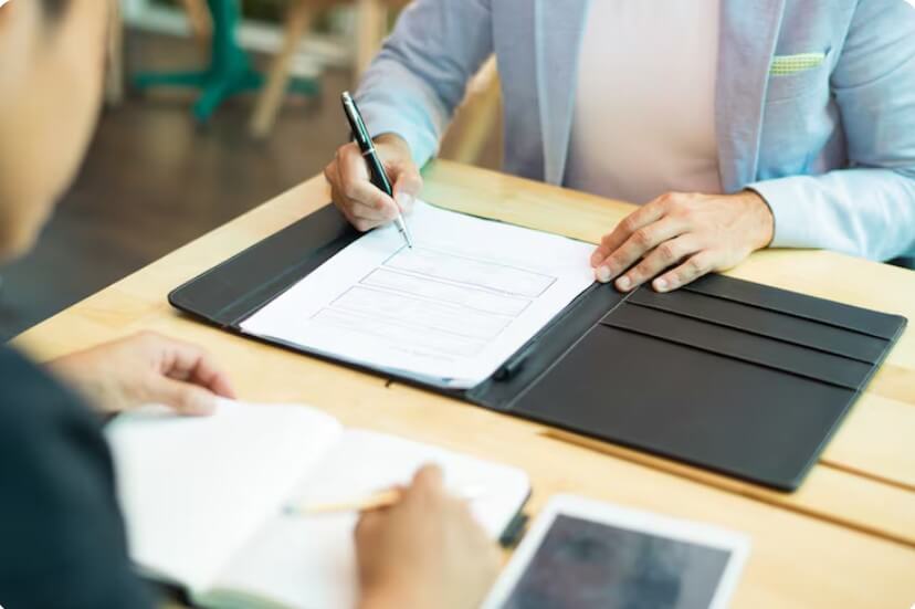 환급신청서를 작성하는 모습