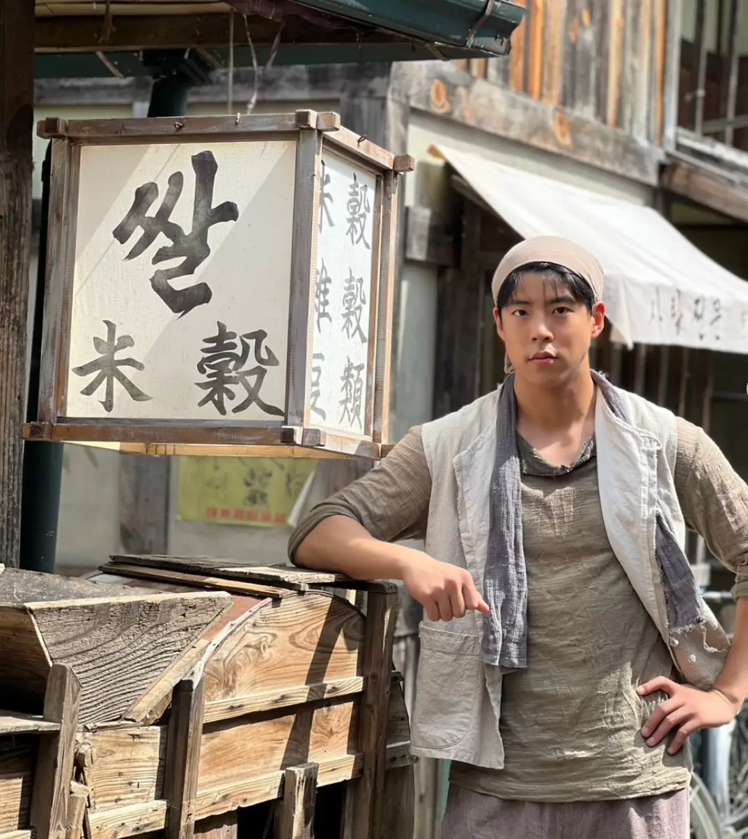 수사반장--쌀집가게 앞 장비에 손을 기댄채 서있는 최우성