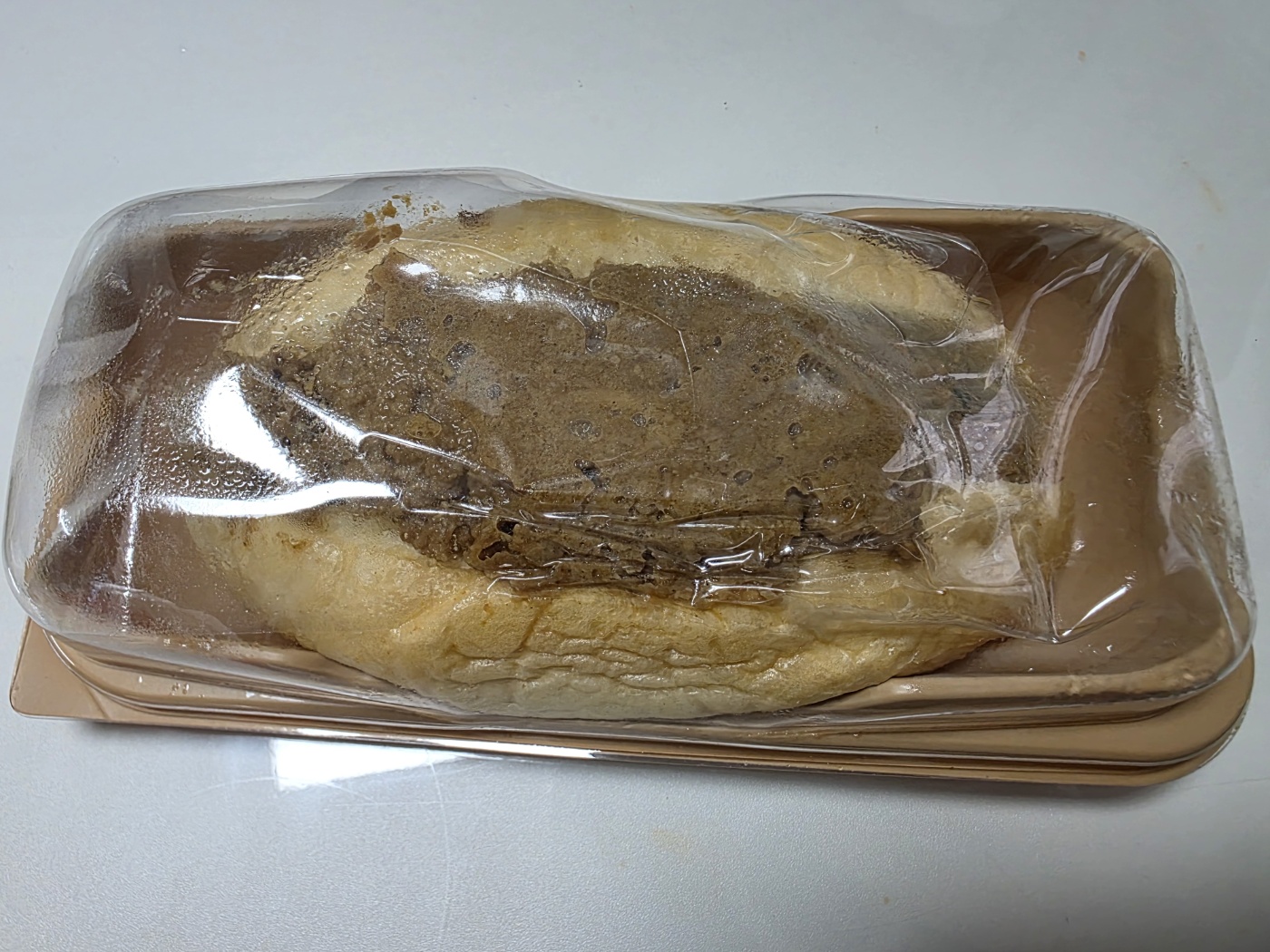 포장 모서리에 고여 있는 기름