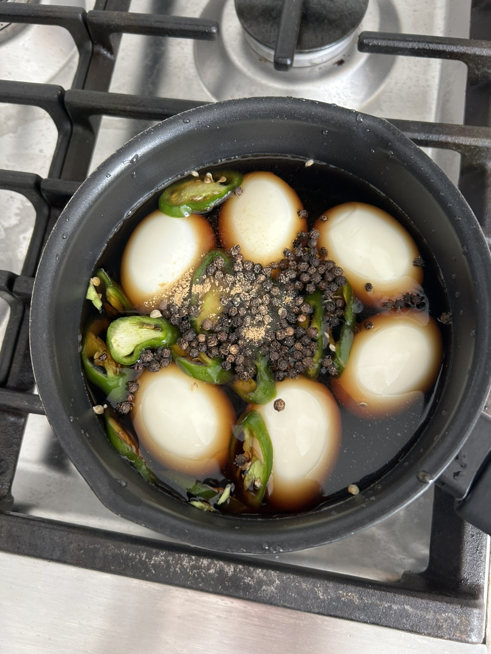 간장 소스에 삶은 계란 넣어서 장조림 준비 완료