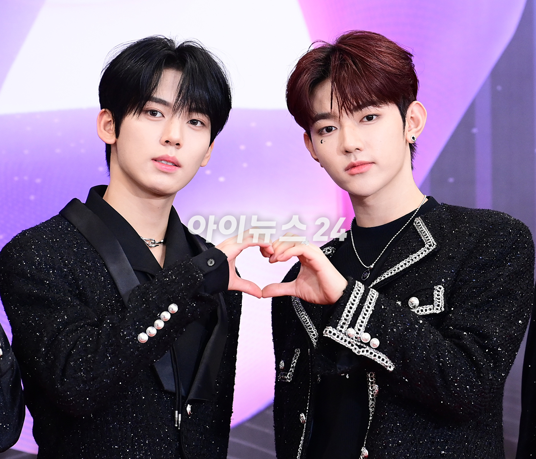 그룹 제로베이스원이 15일 오후 서울 여의도 KBS홀에서 열린 '2023 뮤직뱅크 글로벌 페스티벌' 레드카펫 포토월 행사에 참석하고 있다. [사진=정소희 기자]