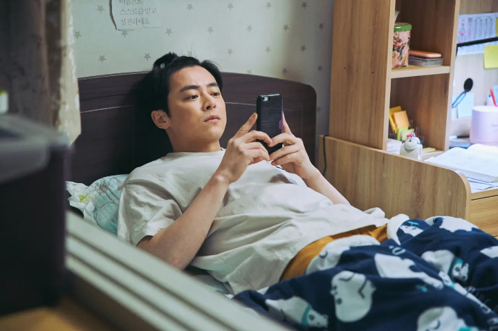 침대에누워있는엑시트조정석