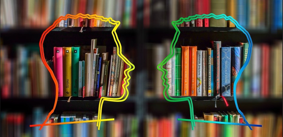 책장을 배경으로 마주 보며 대화하고 있는 것처럼 보이는 두 사람의 머리 형태가 그려져 있고, 그 머릿속에 책장의 책들이 여러 권 들어있는 그림