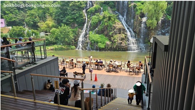 홍제천 폭포카페