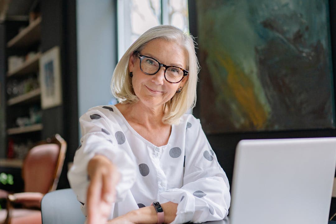 비즈니스 미팅 전 파트너와 악수를 준비하는 시니어 여성