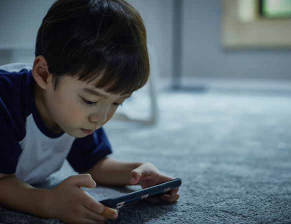 아이의 스마트폰 사용