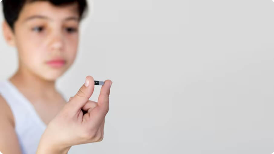 알약을 신기한 모습으로 쳐다보는 아이