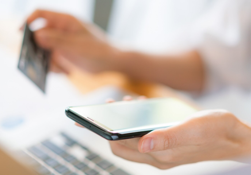 모바일 앱으로 예금에 가입하는 직장인 모습