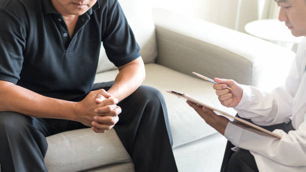 병원-상담을-받고있는-남성