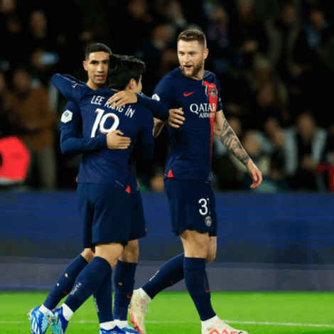 동료에게 축하받는 이강인