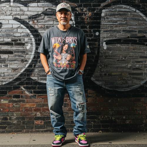 스트릿 브랜드를 입은 중년