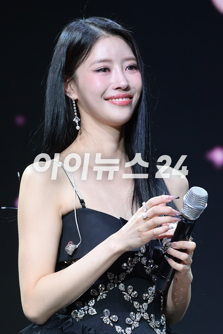 가수 미주가 17일 오후 서울 서교동 메세나폴리스에서 진행된 첫 번째 싱글 앨범 '무비 스타'(Movie Star) 솔로 데뷔 쇼케이스에 참석해 타이틀곡 '무비 스타' 무대를 선보이고 있다. [사진=정소희 기자]