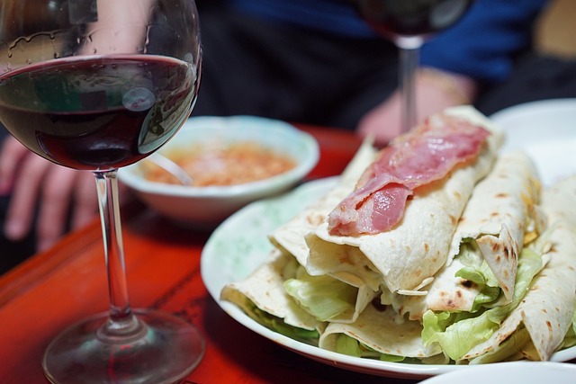 야식의 심리학: 늦은 밤에 더 배고픈 이유