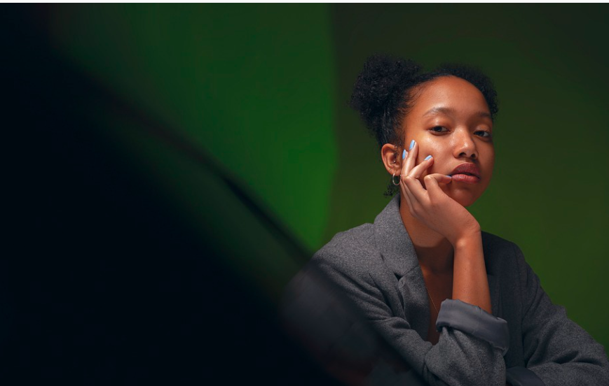 고민하고 있는 여성