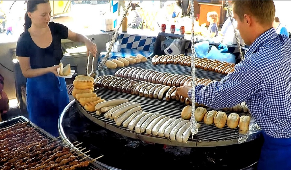 수제 소시지 굽는 부부