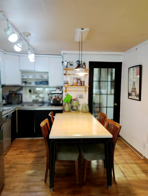 식탁을 가운데로 배치한 미루네