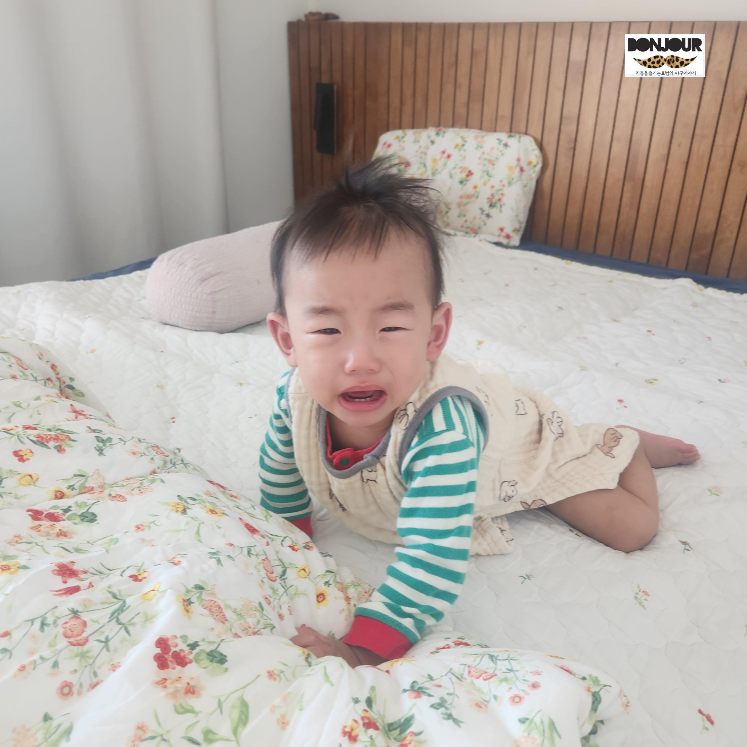 자기가 원하는게 이뤄지지 않아 울며 떼쓰고 있는 아기, 18개월, 17개월 깨무는 버릇 아기교육