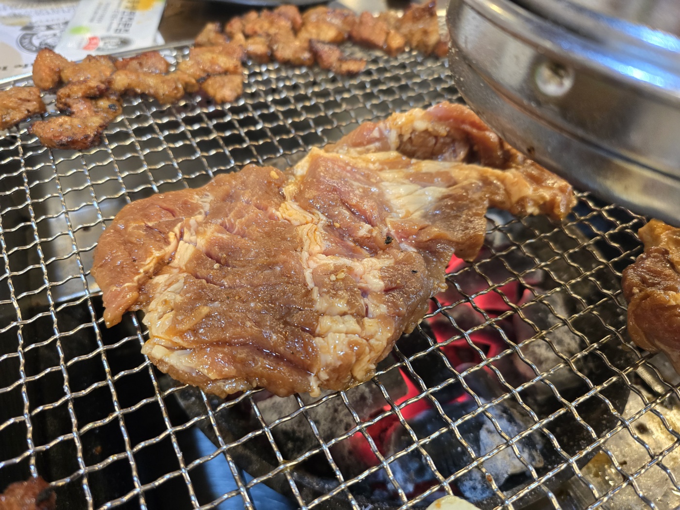 불에구워지고 있는 갈비