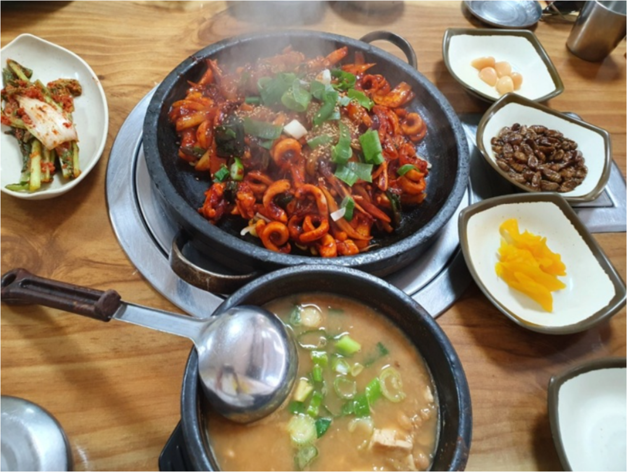 돌판오징어볶음과 청국장 요리 사진