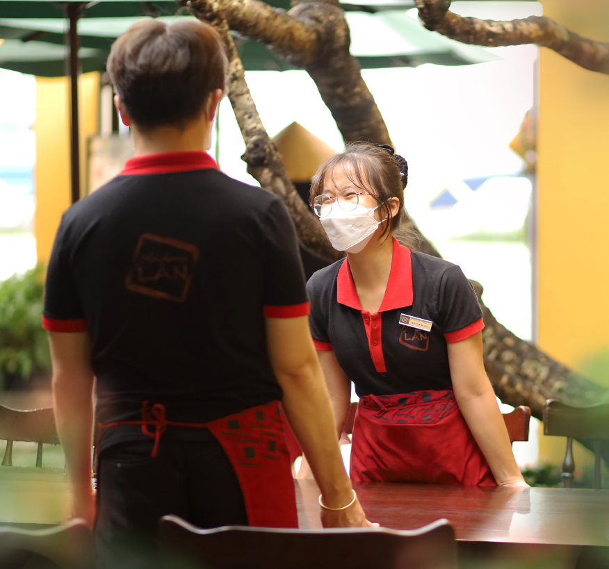 다낭맛집 마담란 직원 01