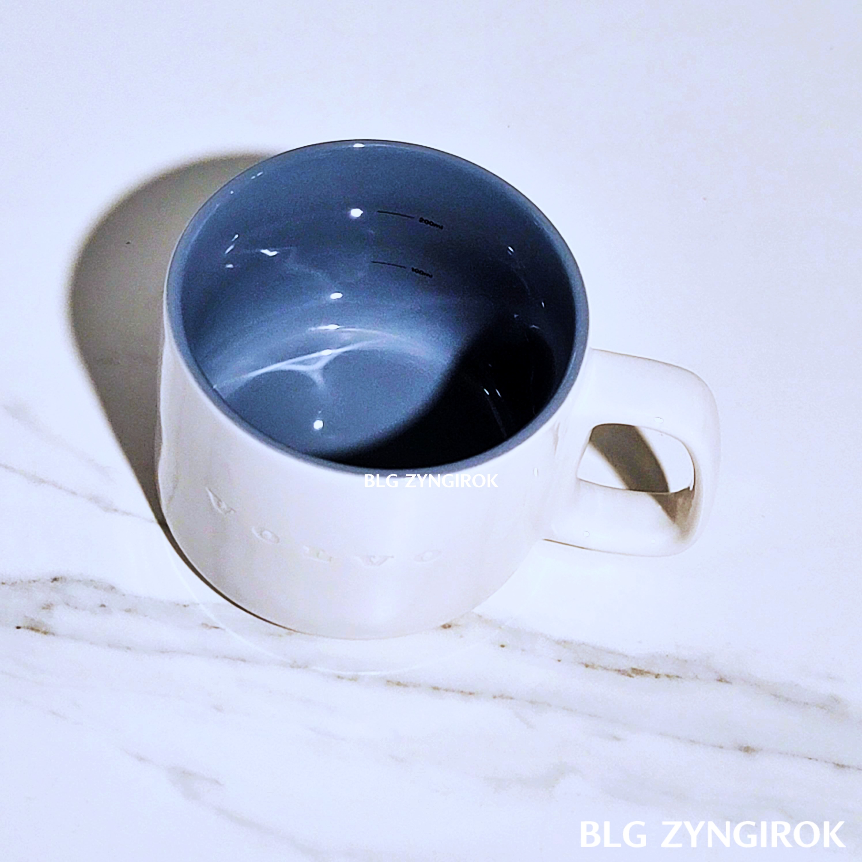 볼보 머그컴의 안쪽은 블루 그레이 톤으로 색이다.