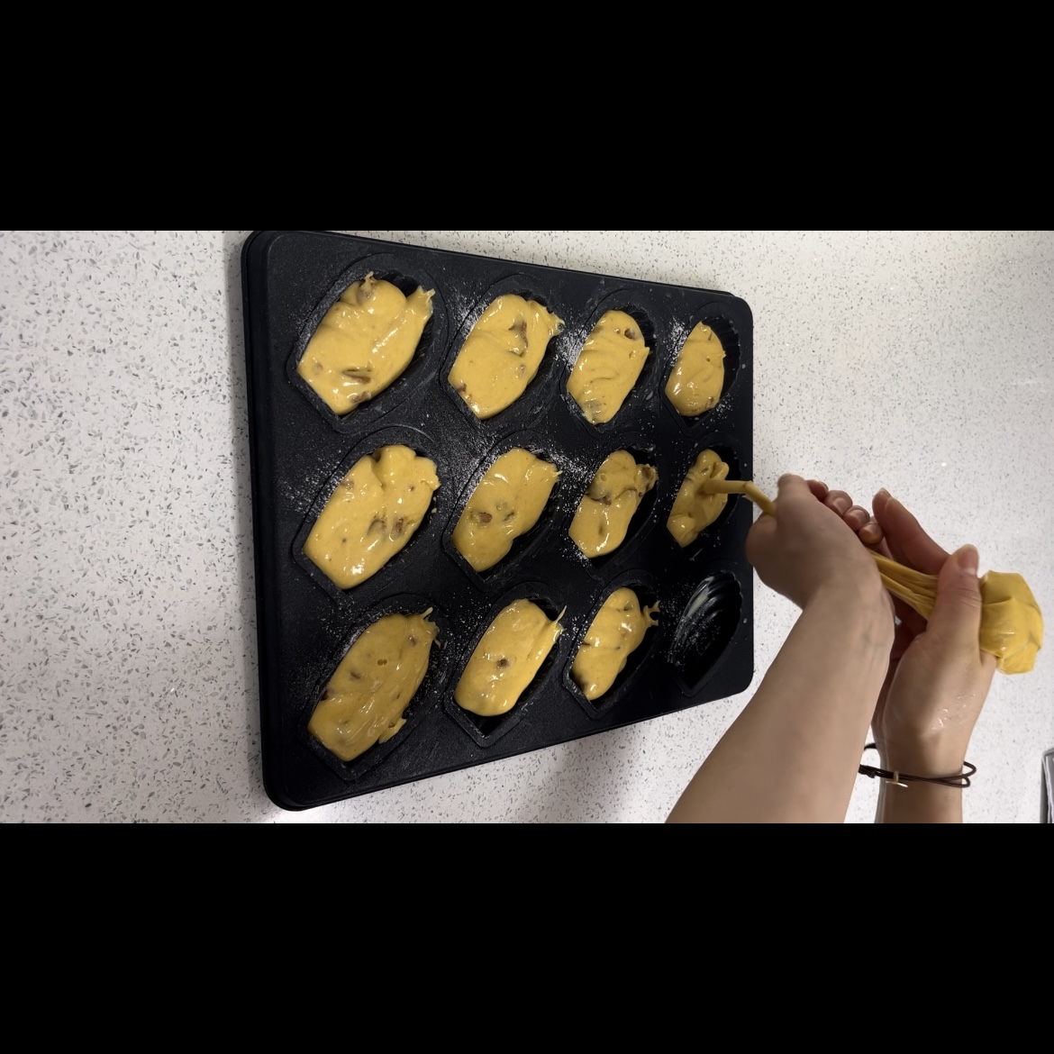 마들렌 반죽 팬닝하기