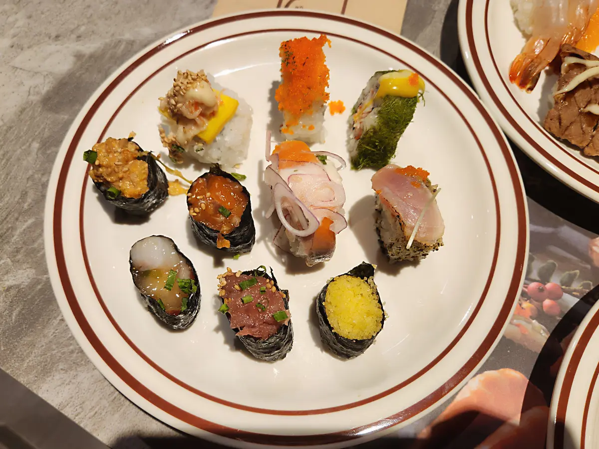 마곡-맛집-고메스퀘어-발산점-감태-날치알-연어-참치-롤-스시