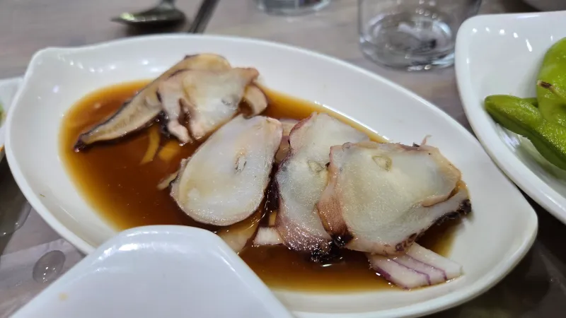 강구항 대게 맛집의 문어 숙회 모습