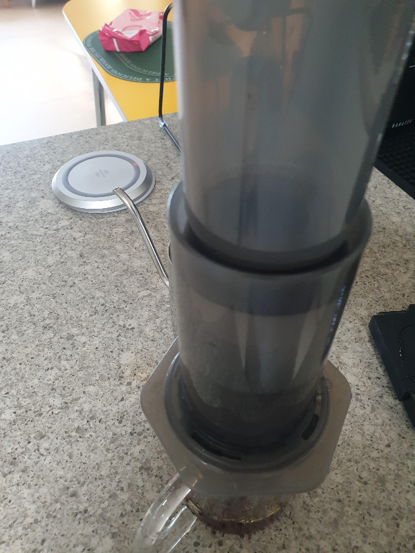 테이블 위에 에어로프레스가 있다. 플린저를 체임버에 2~3cm만 밀어넣은 모습