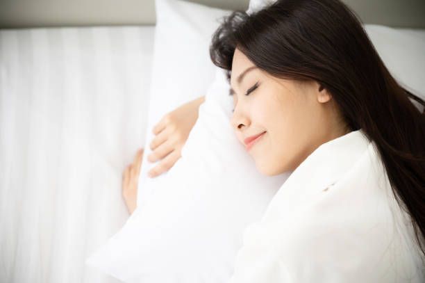 꿀잠을 자고 있는 사람의 모습으로, 숙면의 중요성을 보여줍니다.