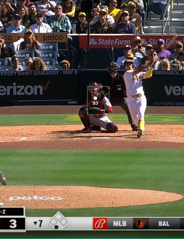 타격하는 김하성의 모습