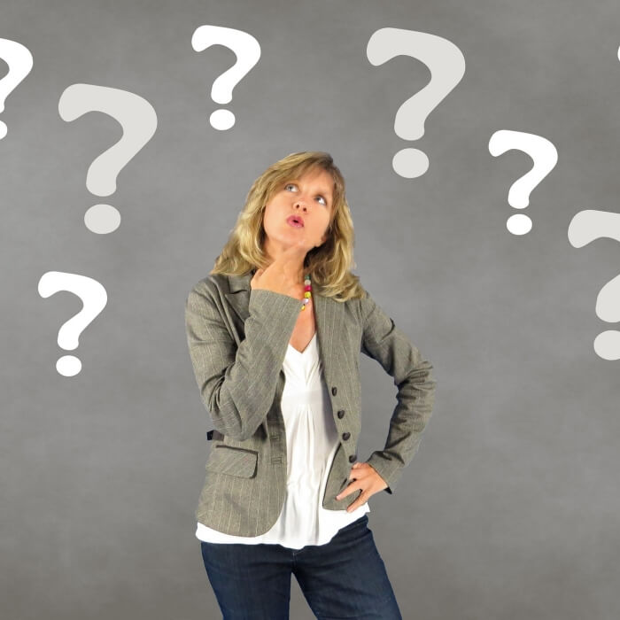 여자가-물음표-이모티콘을-쳐다보는-사진