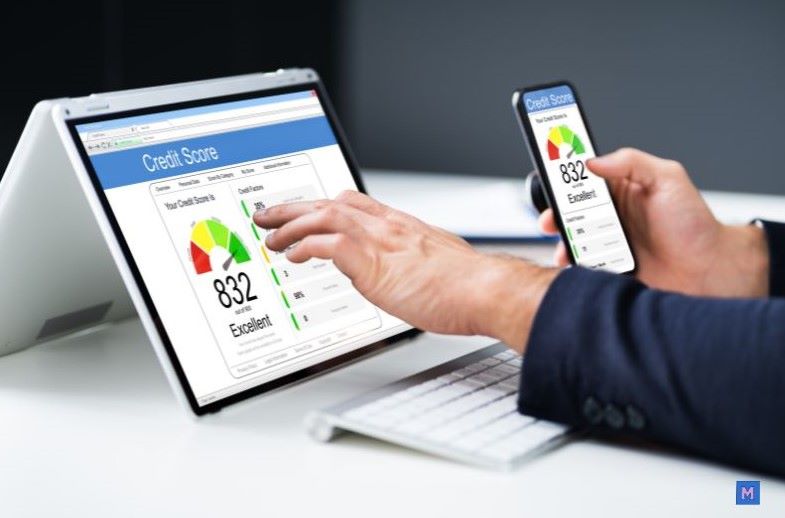 노트북과 스마트폰으로 신용점수 832점 조회하는 모습 - 신용정보 확인 방법 via Canva