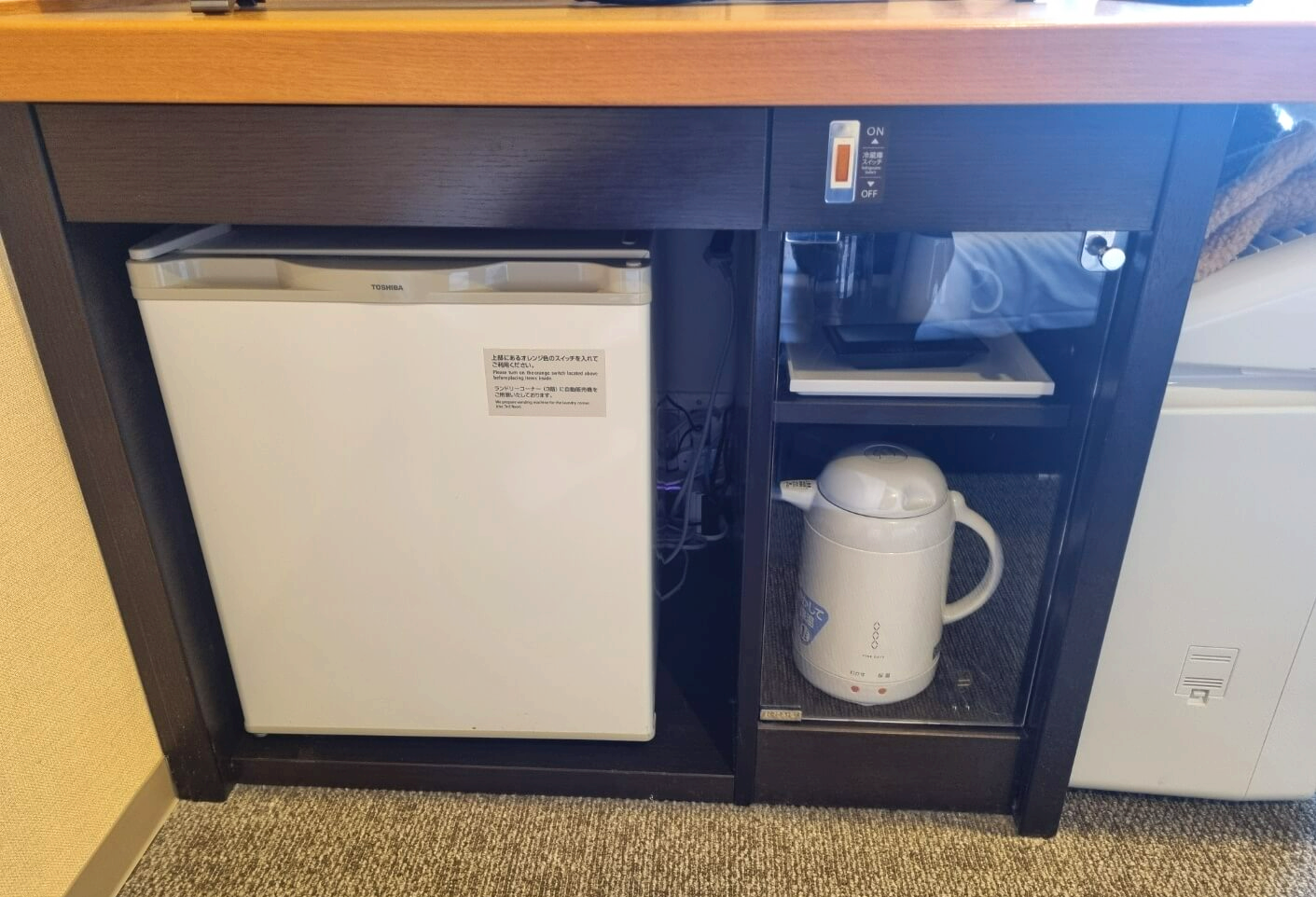 객실내부의-미니냉장고-전기포트-컵