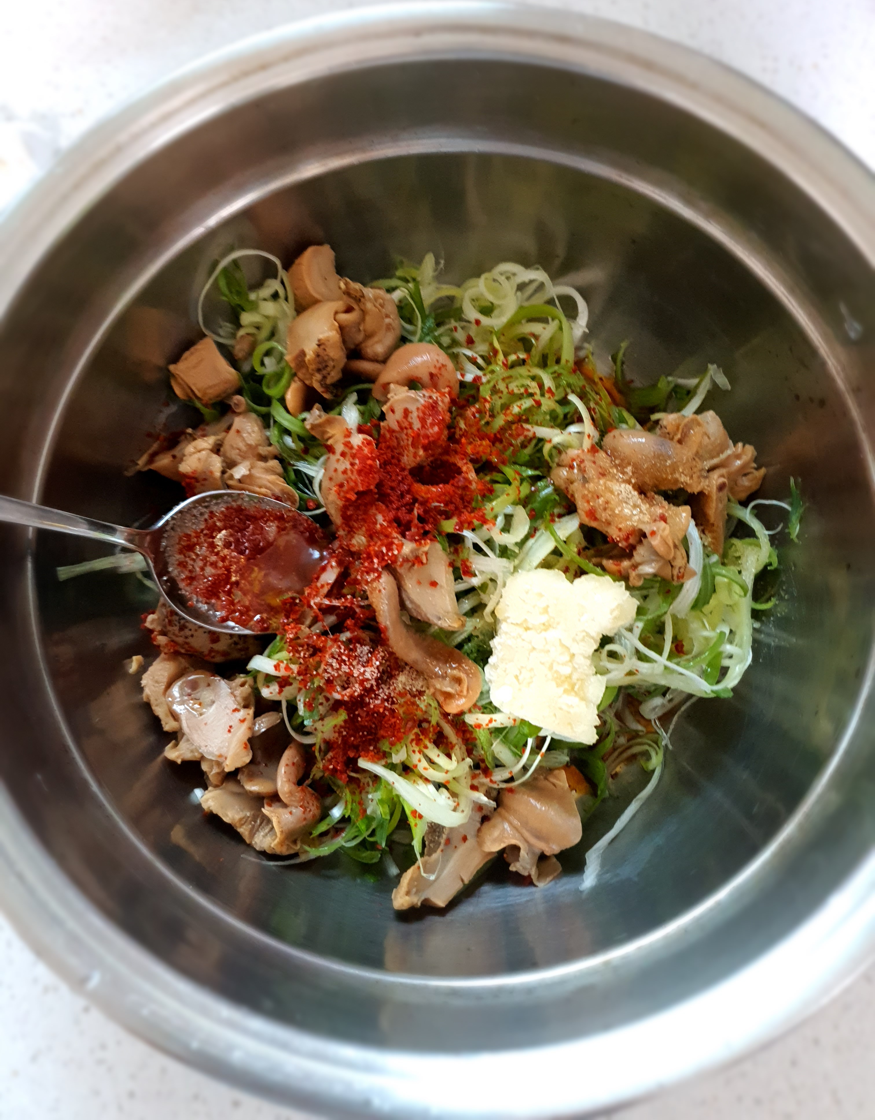 분량의-양념을-넣으면-완성이에요.