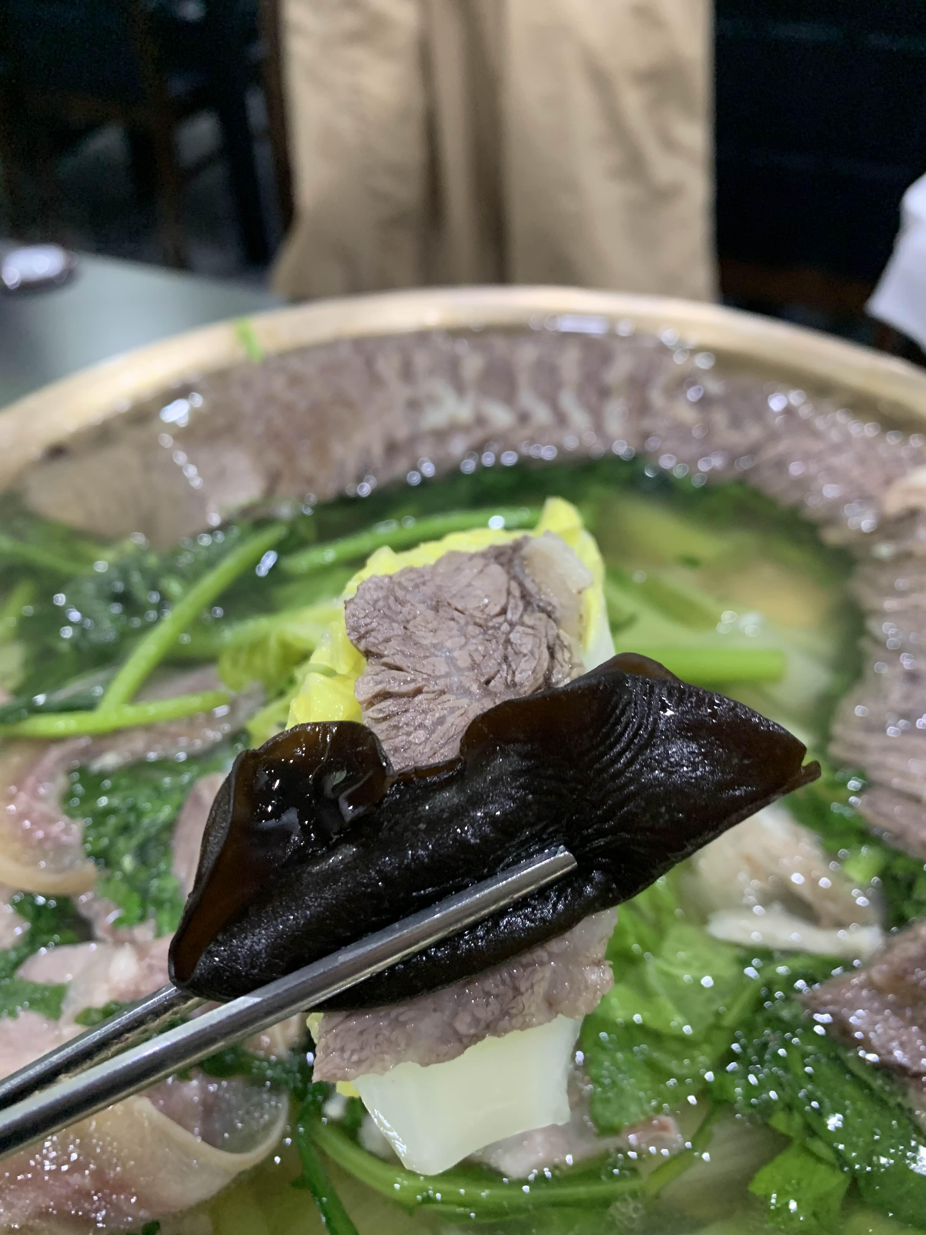 버섯과 고기를 젓가락으로 같이 든 사진