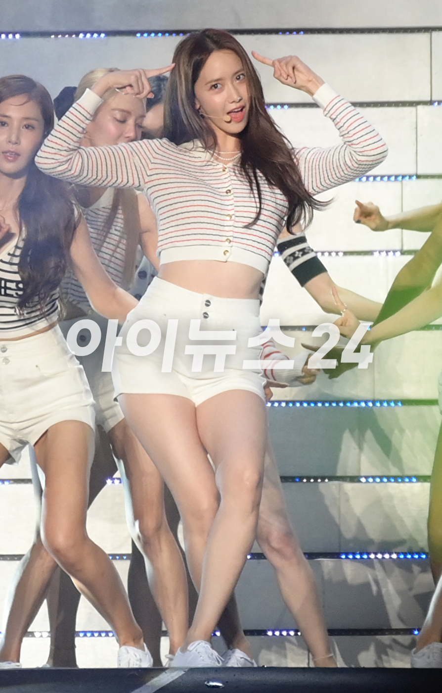 '포에버 원' 그룹 소녀시대가 20일 오후 경기 수원월드컵경기장에서 진행된 '에스엠타운 라이브 2022 : 에스엠씨유 익스프레스 @휴먼 시티_수원'(SMTOWN LIVE 2022 : SMCU EXPRESS @HUMAN CITY_SUWON) 콘서트에서 '포에버 원' 무대를 선보이고 있다. [사진=정소희 기자]