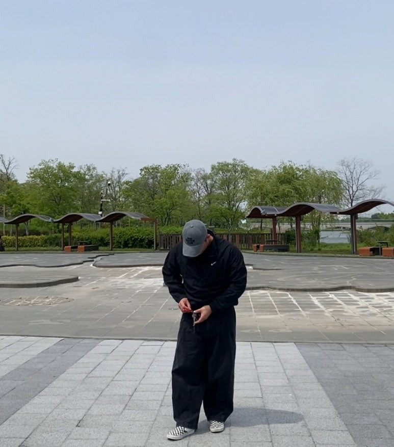 데일리룩(2025. 5. 14.) 윅(wick) 웨이브 스톤워시드 볼캡 그레이, 나이키 스투시 나투시 아노락 블랙, 무신사 무신사스탠다드 데님 와이드 벌룬팬츠 블랙, 반스 체커보드