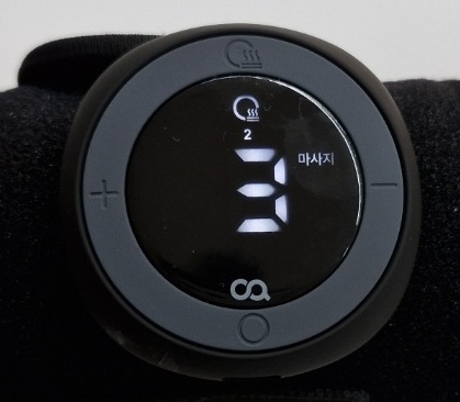 손목에 착용한 히트스팟W 마사지기, 디스플레이