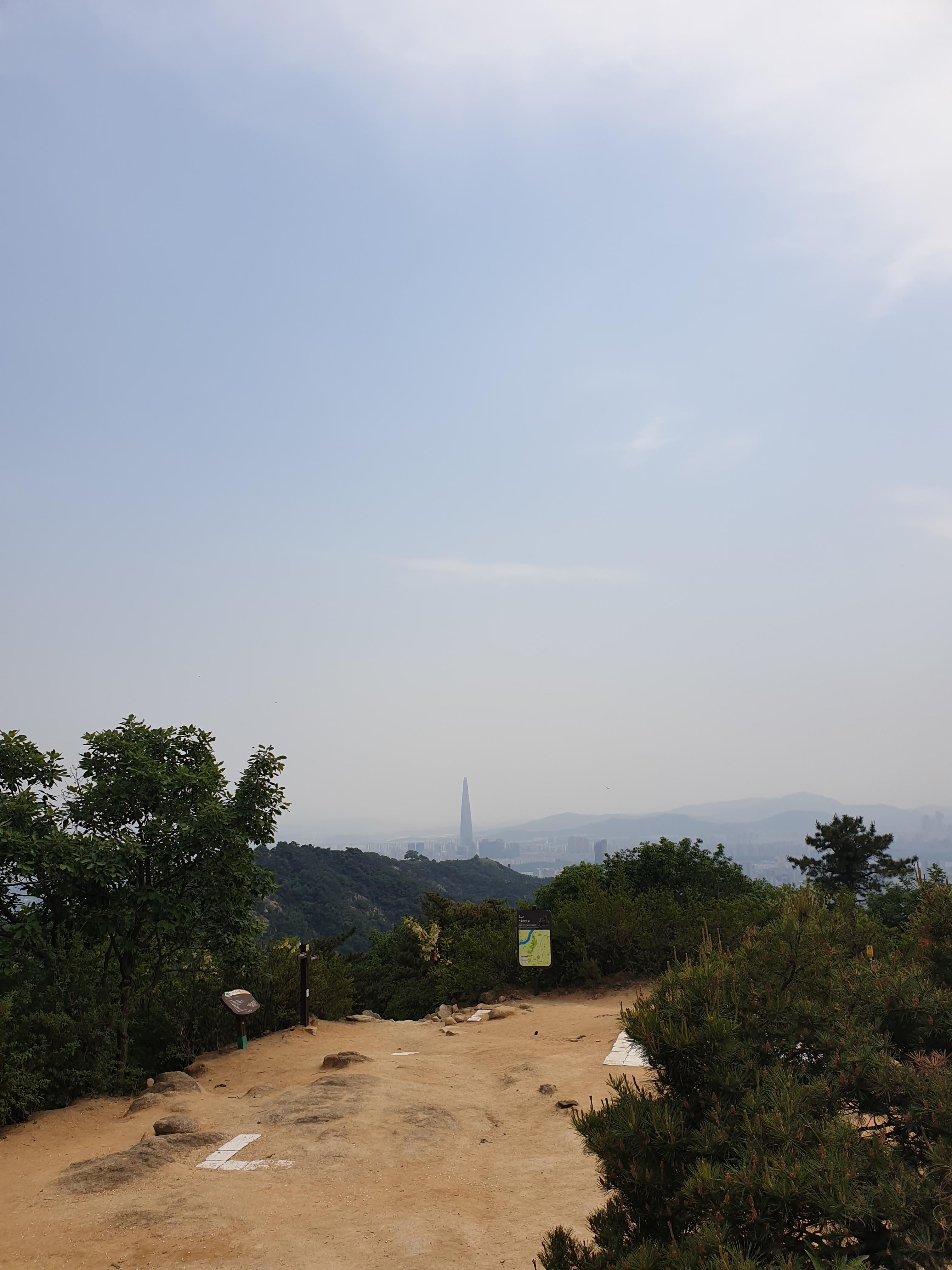 아차산 헬기장에서 바라본 서울 시내와 뱃살 빼기를 결심하던 풍경