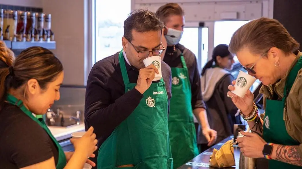 스타벅스 매장에서 근무하는 스타벅스 최고경영자