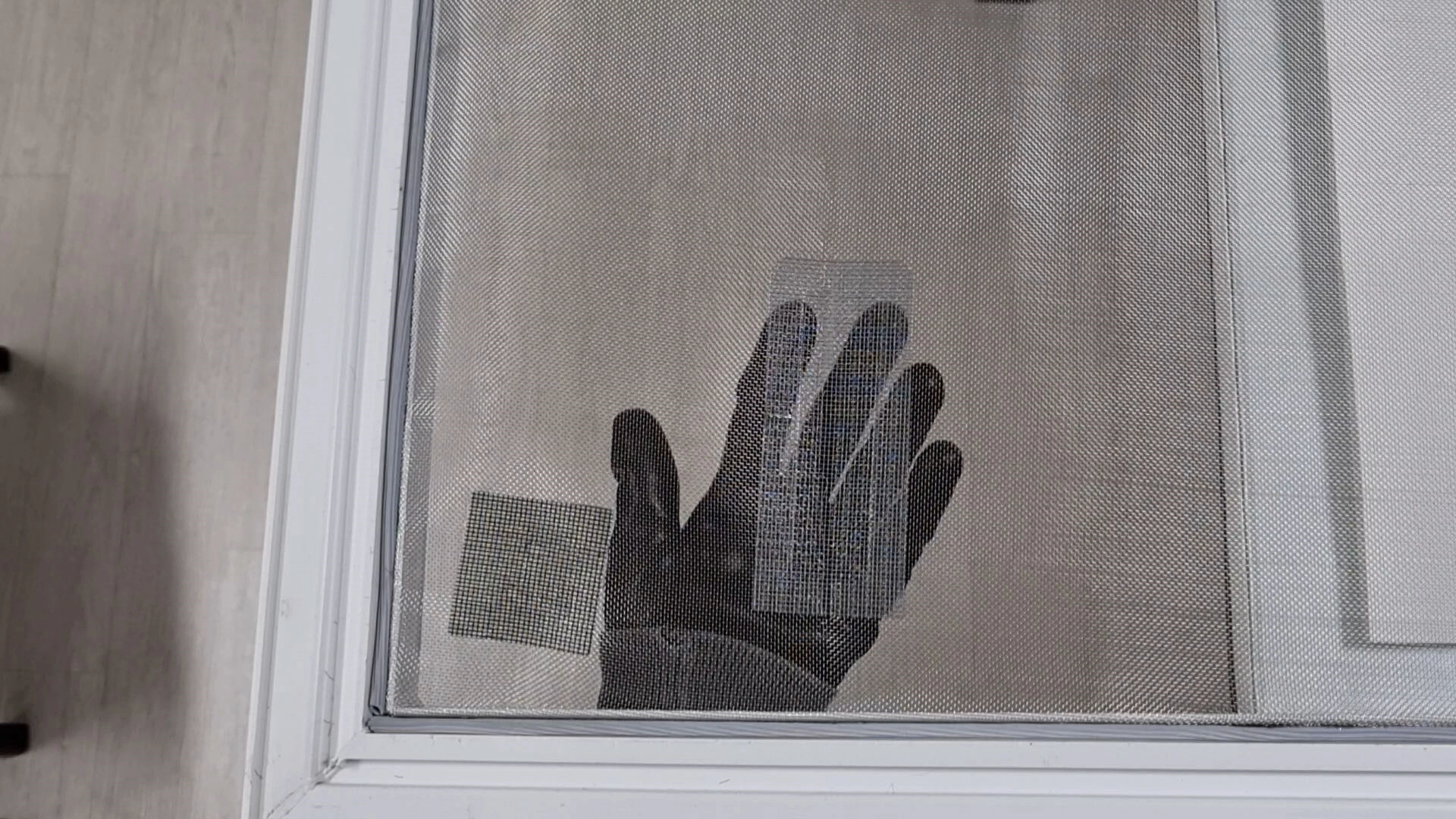 찢어진 방충망 구멍 보수 모습