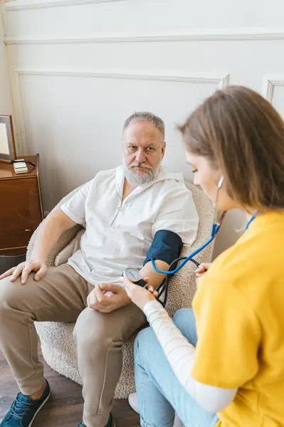 한남성이 건강검진 대상자의 대하여 상담을 받고 있다
