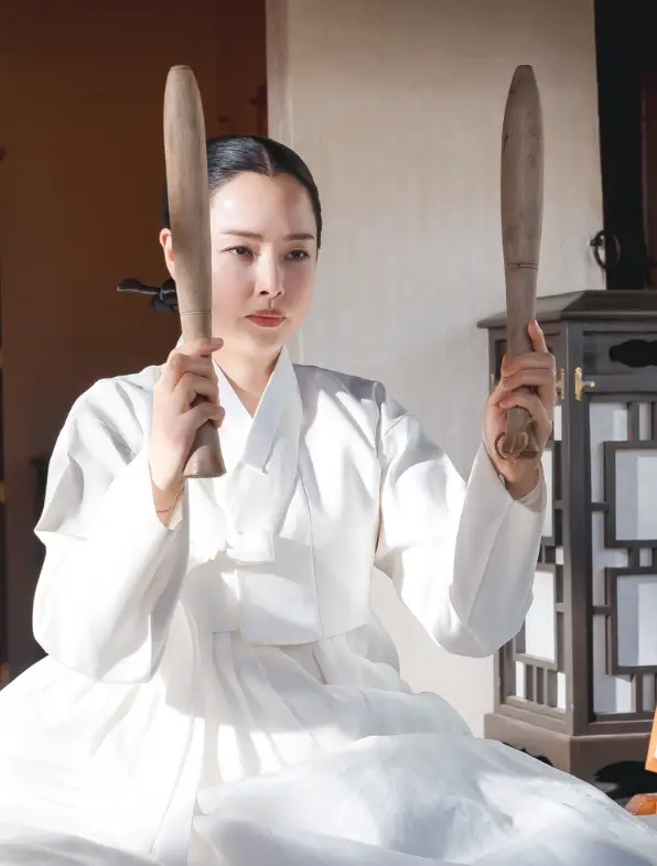 밤에 피는 꽃- 다듬이용 방망이를 양손에 들고 힌소복을 입고 멍하니 앉아있는 조여화