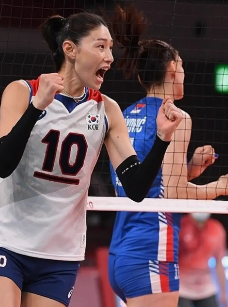 흰옷을 입은 김연경 선수가 화이팅을 외치며 달리는 모습