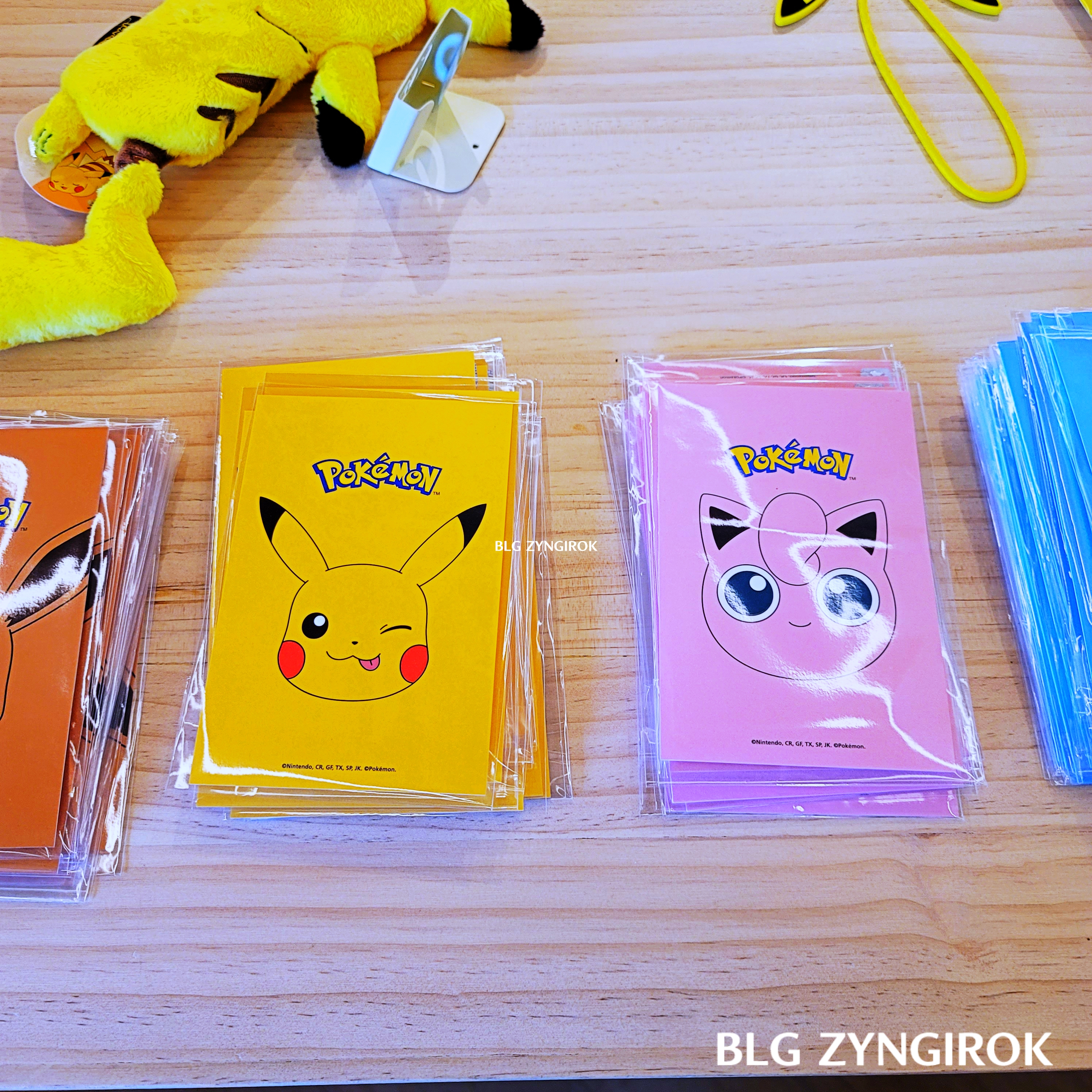 한남-베스킨라빈스-hive-피카츄-푸린-엽서가-진열되어있다.