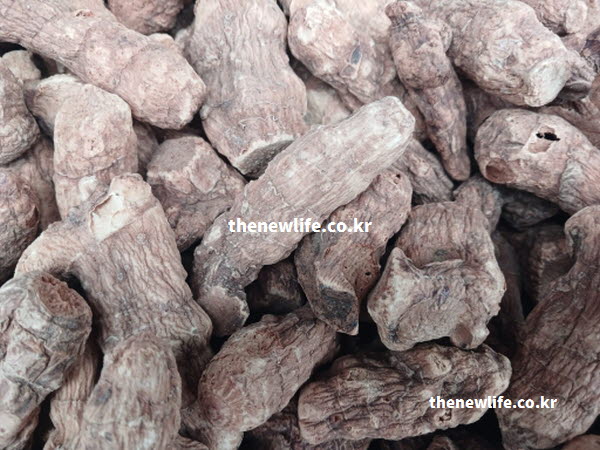 둥굴레 차 효과의 사포닌 성분이 신진대사를 촉진하여 원기회복을 돕는 모습을 담은 실사진