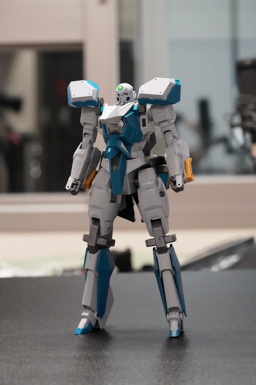 높은-조리개값으로-인해-지저분한-배경으로-시선이-분산되는-예시를-보여주는-사진